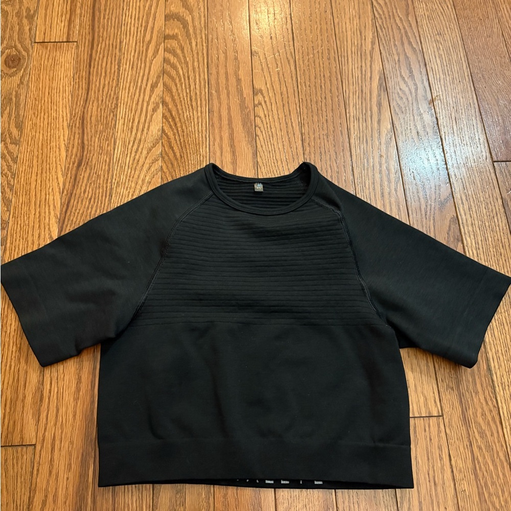 Alphalete Cropped Black Short Sleeve Top
